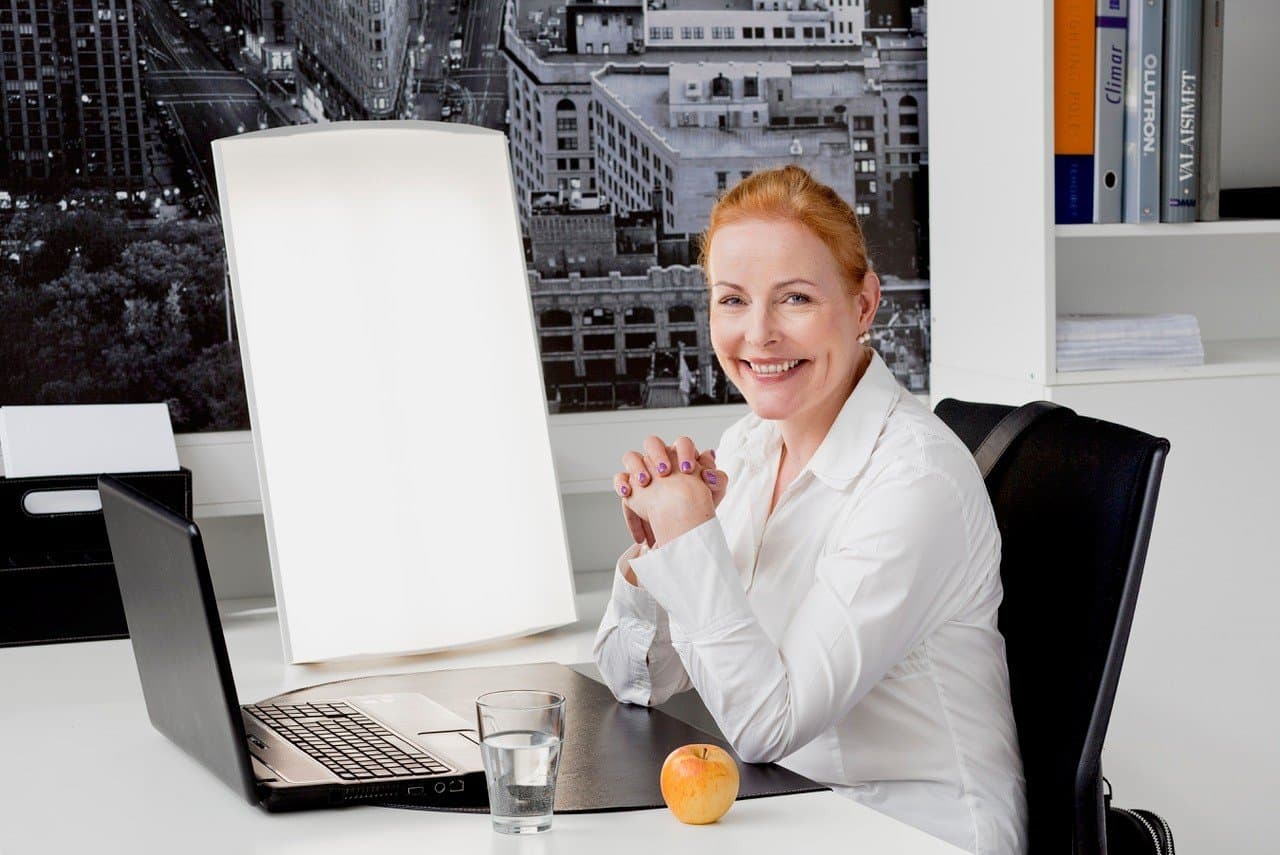 Frau am Schreibtisch im Licht der Supernova LED