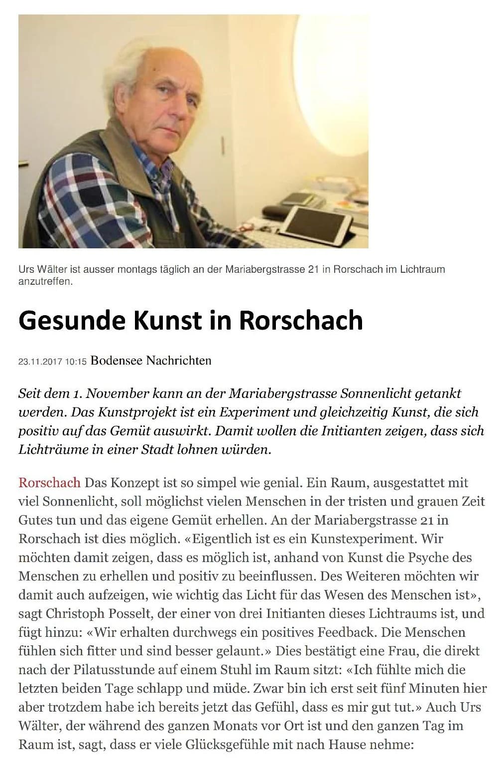 Zeitungsartikel „Gesunde Kunst in Rorschach“ aus den Bodensee Nachrichten vom 23.11.2017, erster Teil, mit einem Foto von Urs Wälter im Lichtraum in Rorschach.